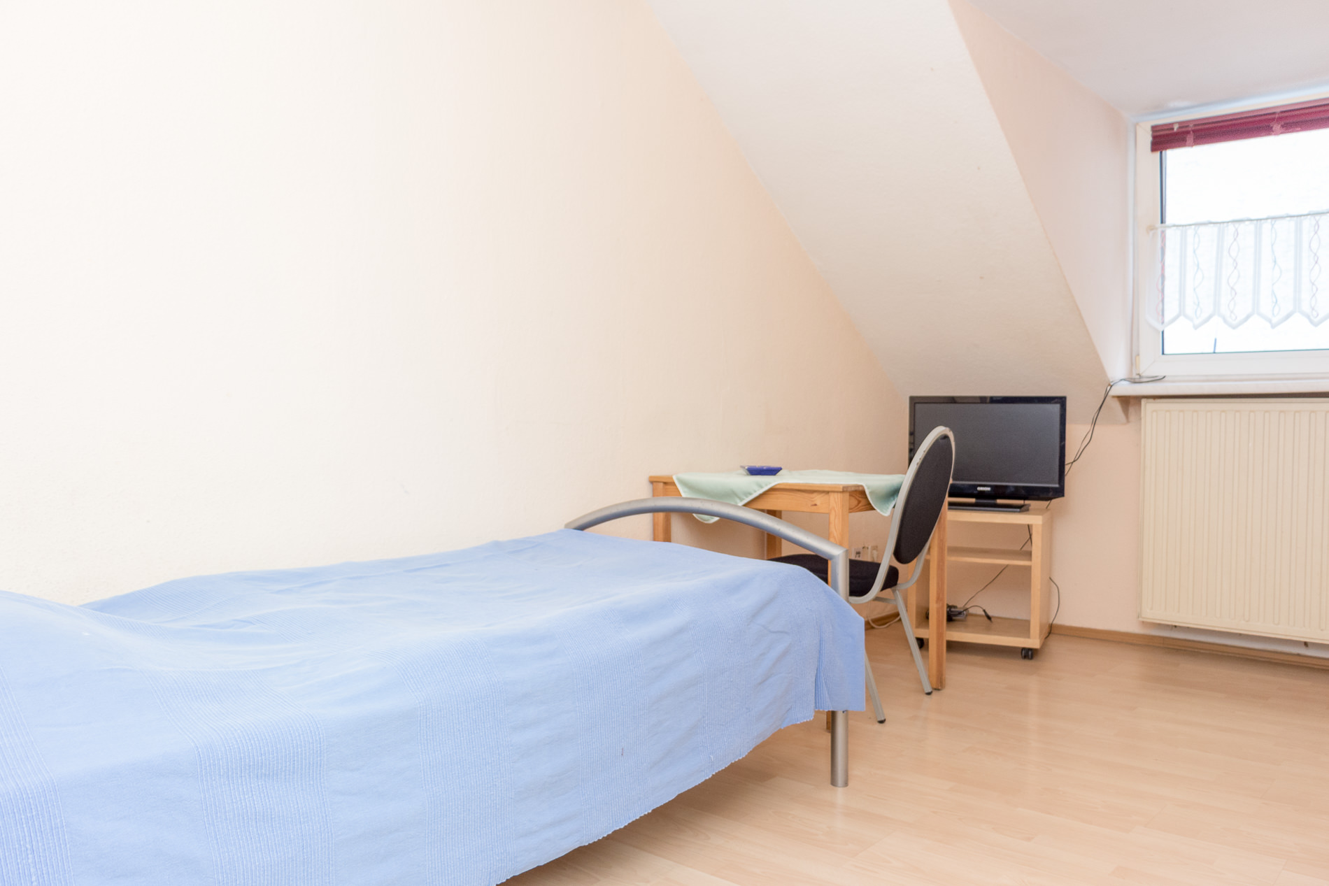 schalfzimmer-mit-kabeöfersnehen-dortmund-innenstadt-kurzfristig-mieten (1)